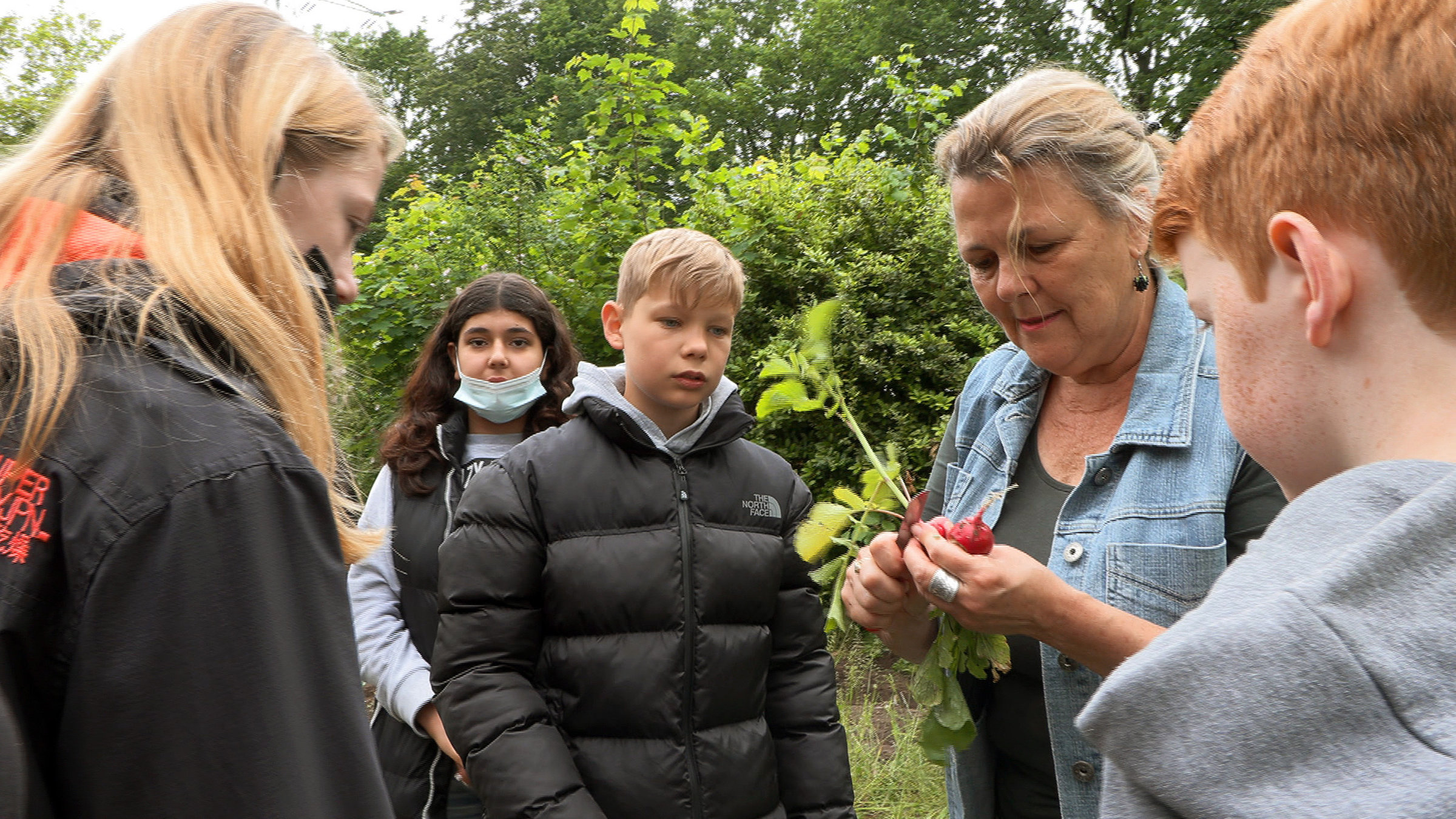 "Die Nordreportage: Klassenzimmer Schulgarten": Die Gartenlehrerin Susanne Stöhr freut sich, dass die Schüler bei der Ernte erleben, wie aus den kleinen Samenkörnern köstliche Radieschen in ihren Beeten gewachsen sind.