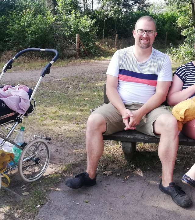 "Terra Xpress: Achtung Kinder: Wie viele Menschen verträgt die Welt?": Ein Mann und eine Frau sitzen auf einer Band. Die Frau stillt ein Baby. Neben der Bank steht ein Kinderwagen.
