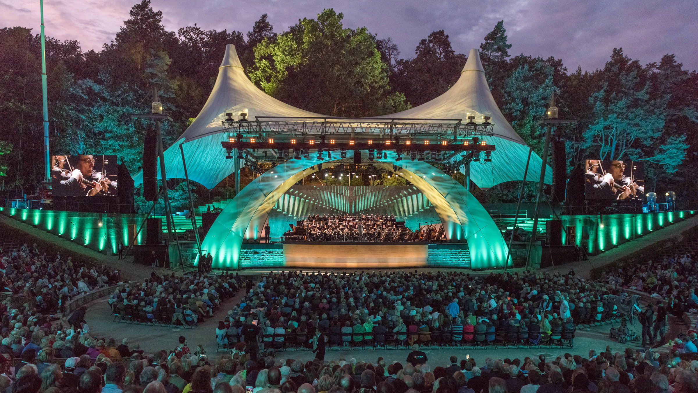 "Anna Netrebko in der Waldbühne": Blick auf die Waldbühne bei Dunkelheit.