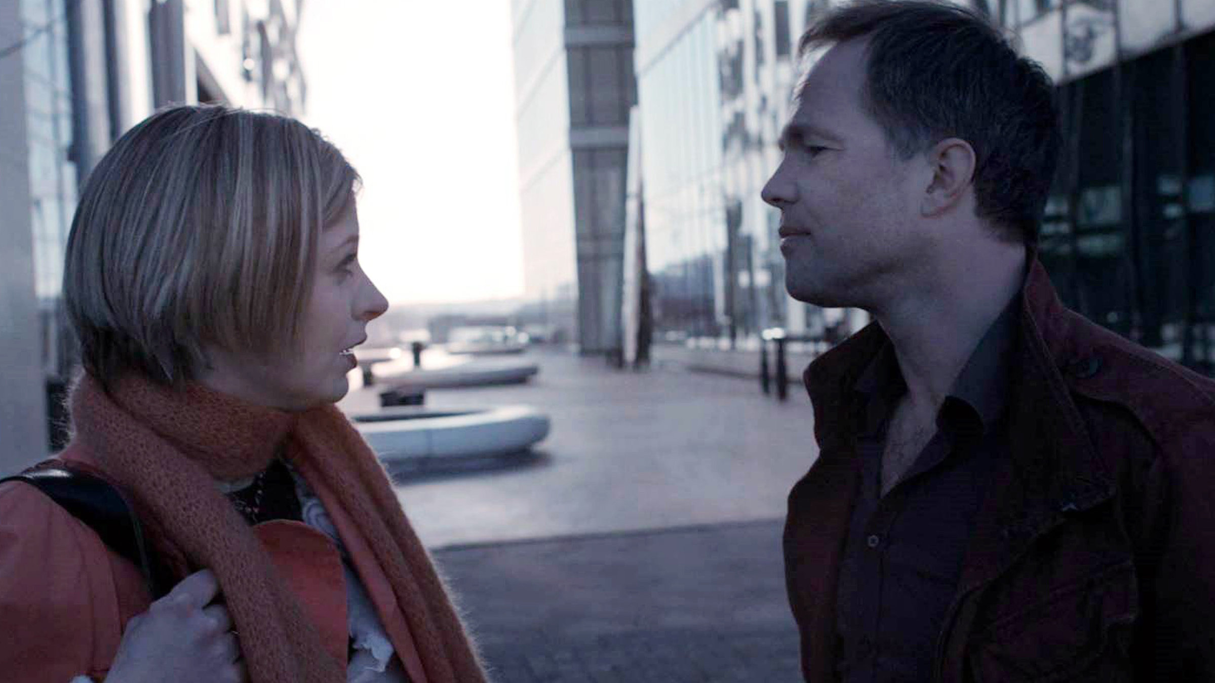 "Mammon: Ursprung": Peter Verås (Jon Øigarden) weiß nicht, ob er seiner schwangeren Kollegin Inger Marie Steffensen (Anna Bache-Wiig) trauen kann.