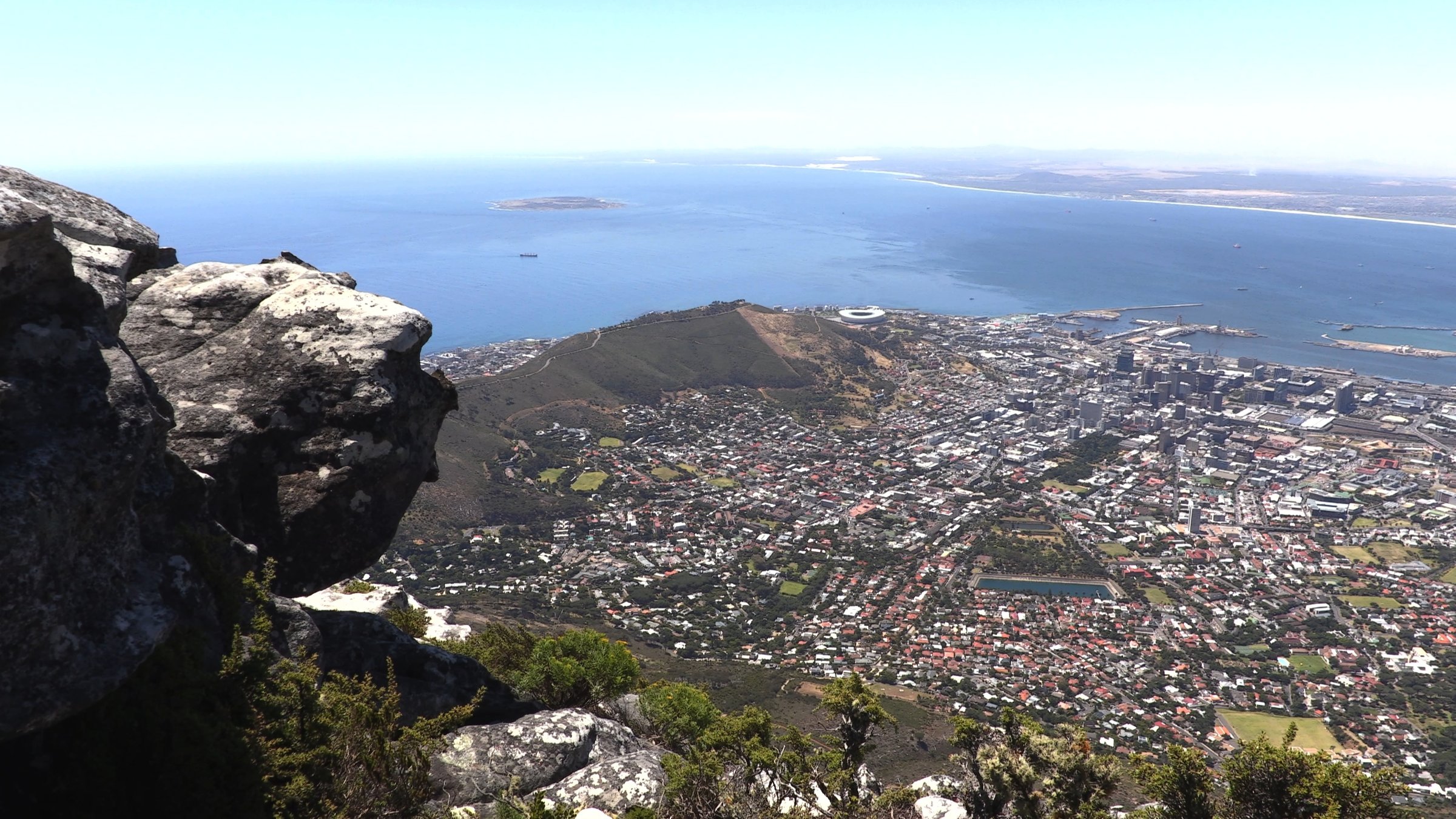 "Traumorte - Kapstadt": Blick vom Tafelberg auf Kapstadt und die Meeresbucht, in der die Gefängnisinsel Robben Island zu erkennen ist.