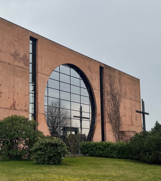 "Katholischer Gottesdienst - Das Licht der Menschen": Seitliche Außenansicht der St. Pius X. Kirche in Hohenstein-Ernstthal.