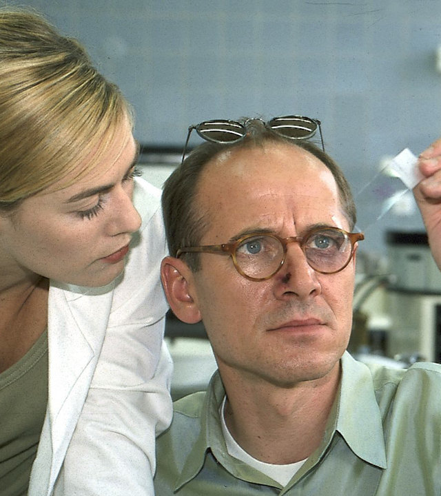 "Der letzte Zeuge - Das Duell": Dr. Robert Kolmaar (Ulrich Mühe) und Dr. Judith Sommer (Gesine Cukrowski) bei Untersuchungen im Labor.