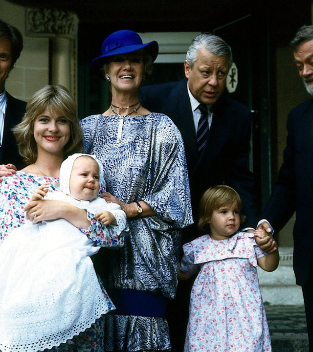 "Die Wicherts von nebenan: Die Anhalterin": Rüdiger (Jochen Schroeder), Uschi (Anja Schüte), Hannelore (Maria Sebaldt), Eberhard (Stephan Orlac) und Graf von Strelenau (Friedrich Schütter) stehen mit den Kindern auf der Treppe vor einer Kirche und posieren für eine Foto.