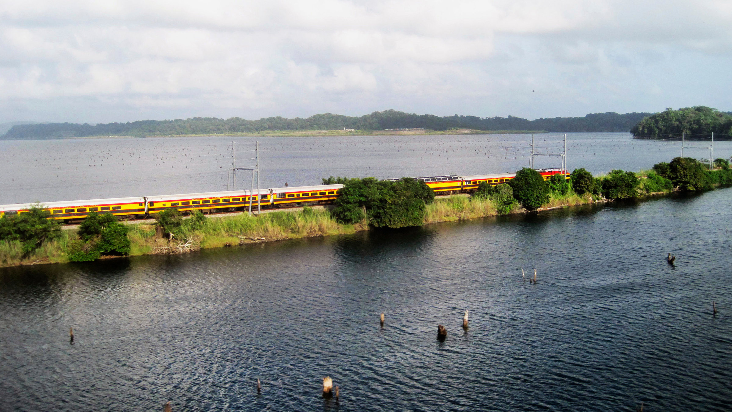 "Borneo - Dampfreise in die Vergangenheit": Die Panama Canal Railway von oben am Ufer entlang fahrend