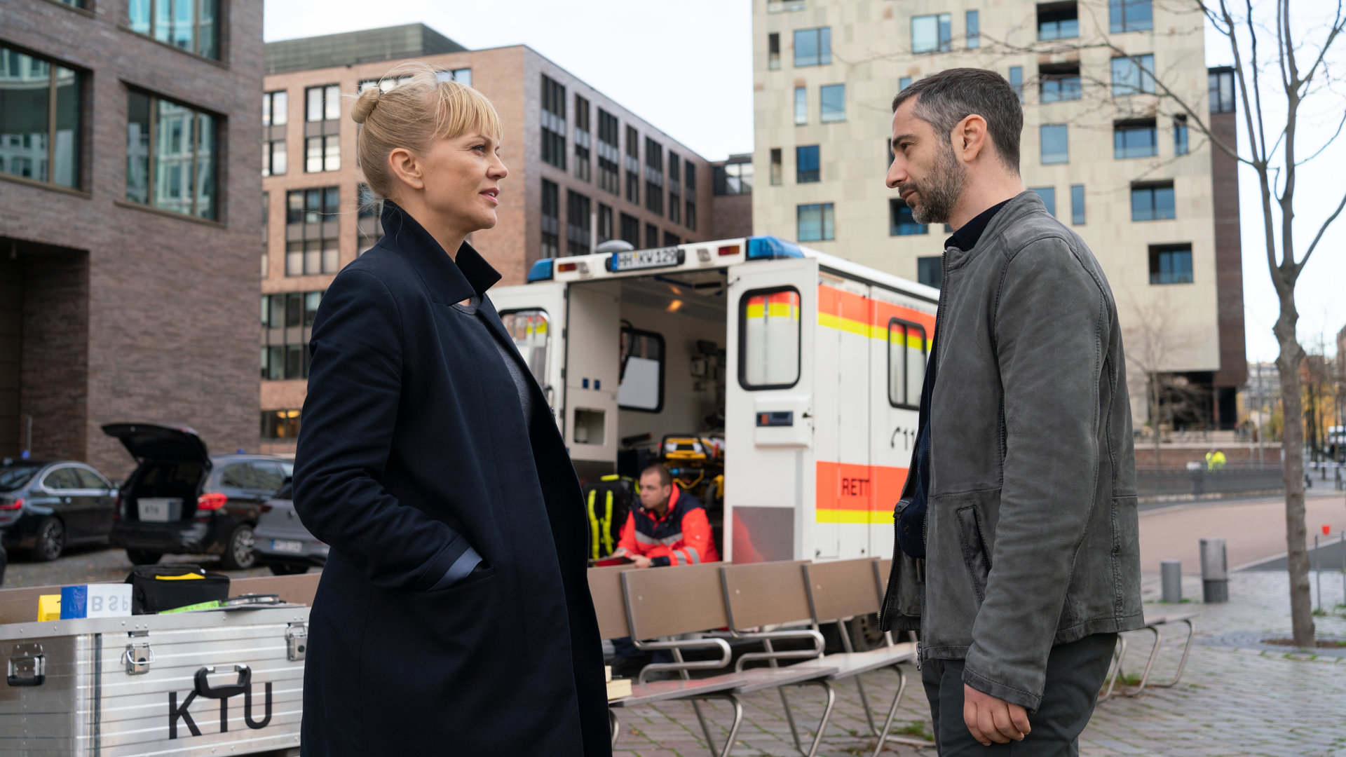 "Helen Dorn - Die letzte Rettung": Helen Dorn (Anna Loos) und Tayfun Murat (Denis Moschitto) stehen sich auf der Straße gegenüber.
