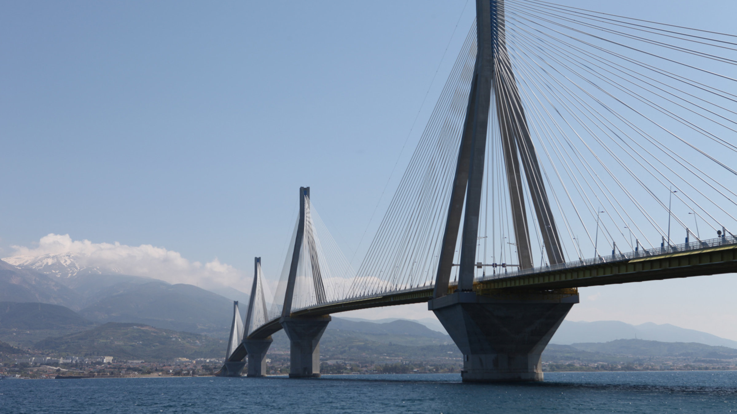 "Griechenland von Insel zu Insel: der Peloponnes" - Die gigantische Schrägseilbrücke von Rio verbindet den Peloponnes mit dem Festland.