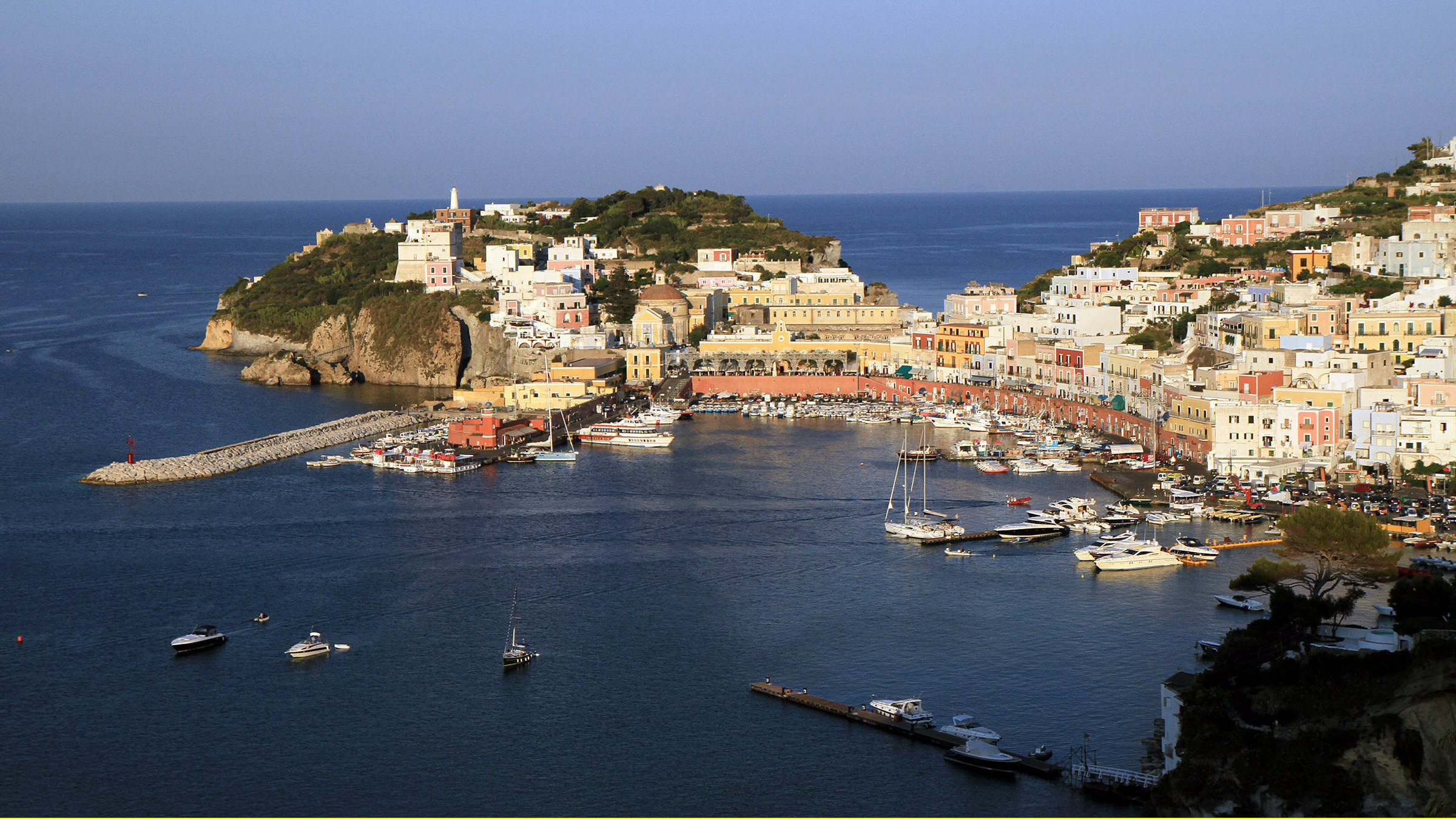 "Die Pontinischen Inseln": Der Hafen von Ponza.
