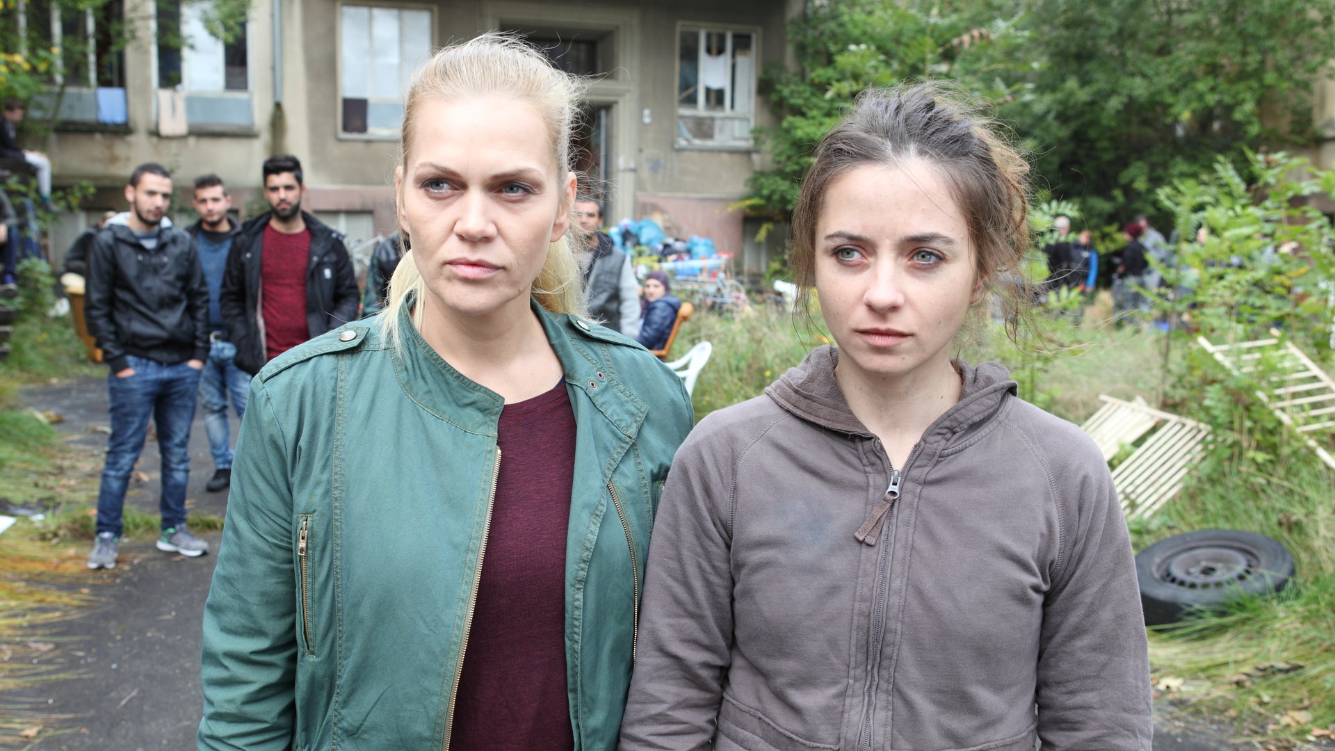 "Helen Dorn – Die falsche Zeugin“: Helen Dorn (Anna Loos) holt Alena (Cosmina Stratan) ab.