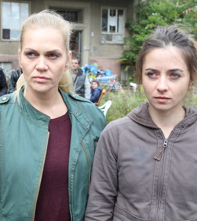 "Helen Dorn – Die falsche Zeugin“: Helen Dorn (Anna Loos) holt Alena (Cosmina Stratan) ab.