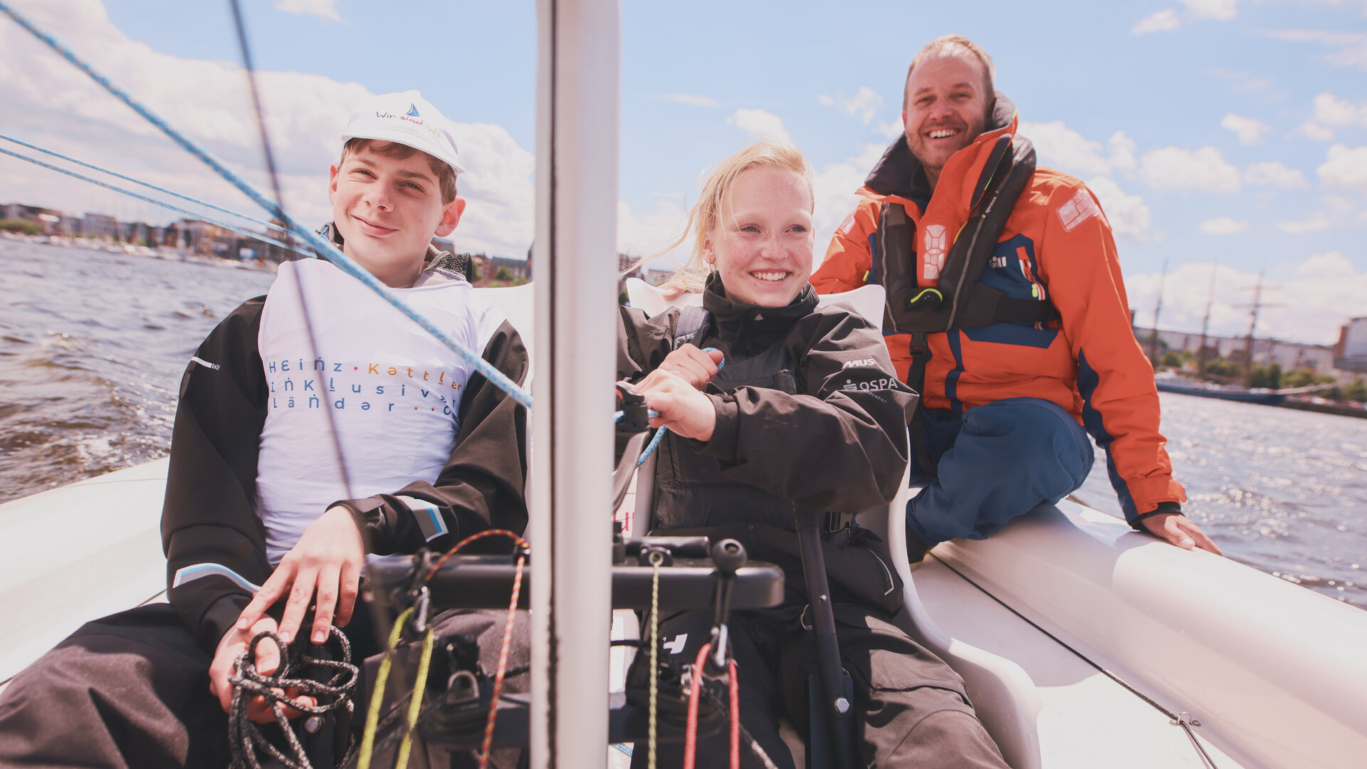 "Aktion Mensch: Glückszahlen der Woche": Drei Personen sitzen in einem Segelboot.