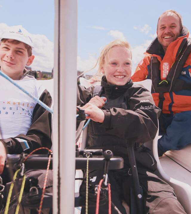 "Aktion Mensch: Glückszahlen der Woche": Drei Personen sitzen in einem Segelboot.