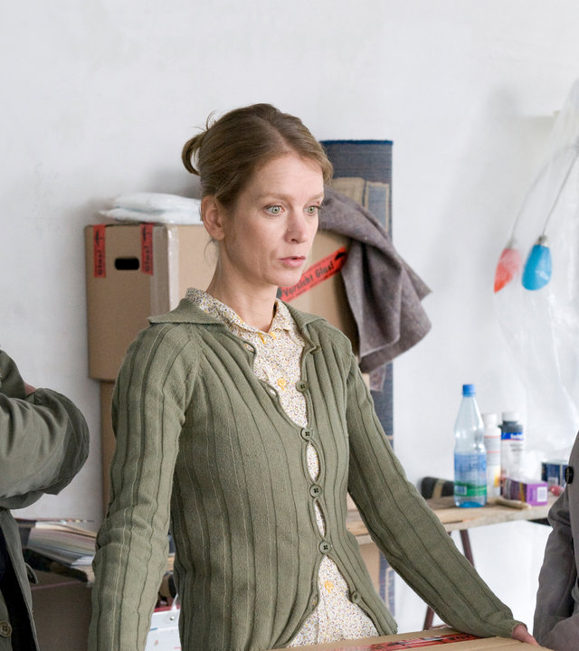 "SOKO Wismar - Tödliches Gebräu": Silke Holgersen (Judith Engel) steht schockiert zwischen den Ermittlern Herzog (Michael Härle) und Börensen (Claudia Schmutzler) und trägt eine Umzugskiste.