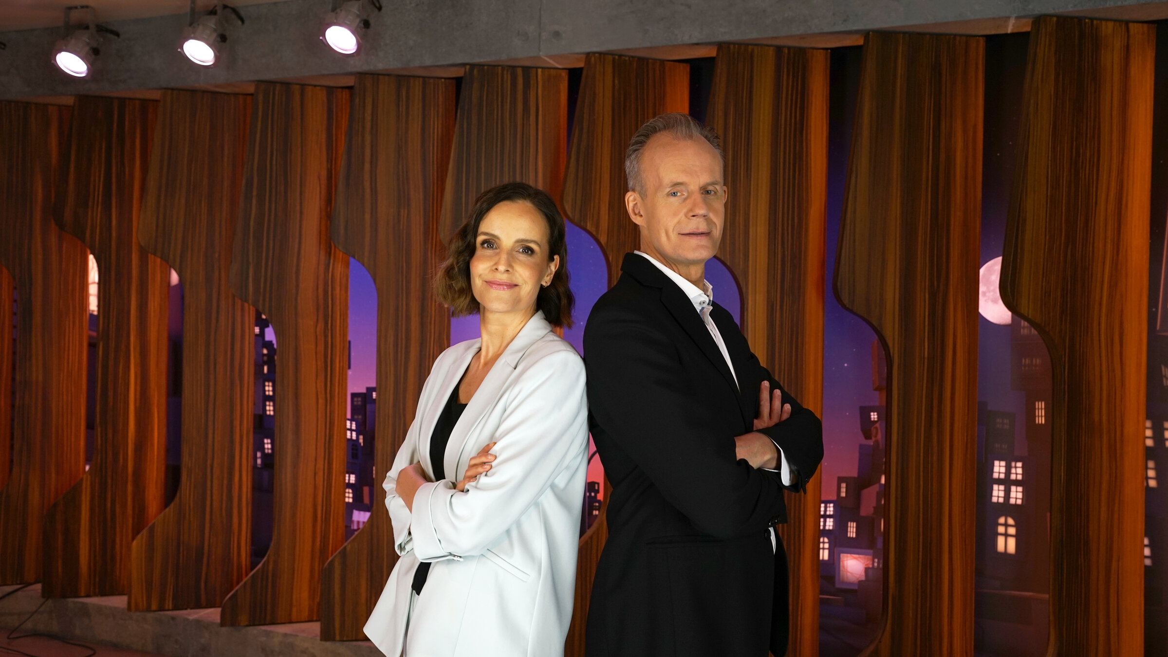 "Die Anstalt": Maike Kühl und Max Uthoff stehen im Studio und schauen in die Kamera.