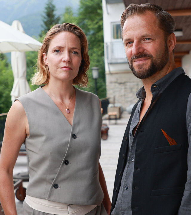 "Der Geier - Die Tote mit dem falschen Leben": Lara Schnee (Patricia Aulitzky) und Lukas Geier (Philipp Hochmair) stehen nebeneinander im Hotel auf der Terrasse.