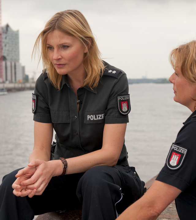 "Notruf Hafenkante - Schatzsuche": Melanie (Sanna Englund) sitzt nachdenklich am Hafen. Claudia (Janette Rauch) steht daneben und sieht sie an.