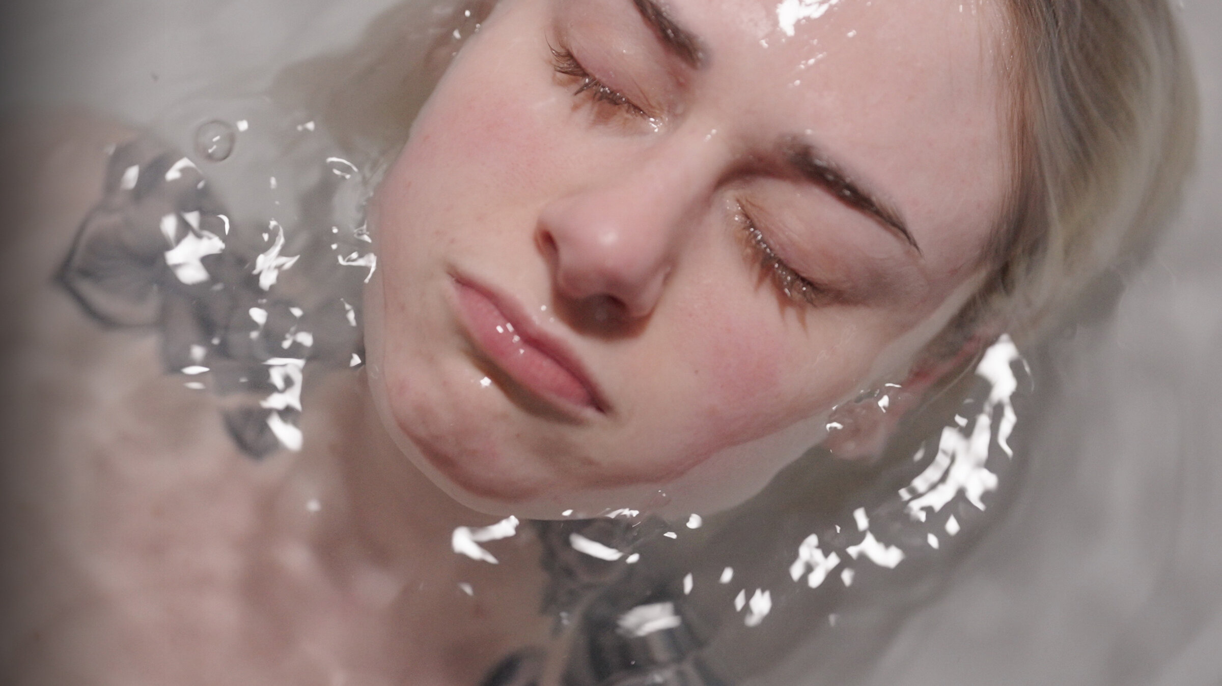 "37°Leben: Comeback: Die Psyche": Blick von oben: Das Gesicht von Sandrine liegt im Wasser, sie hat die Augen geschlossen.
