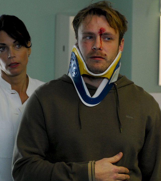 "Notruf Hafenkante - Filmriss": Jasmin (Gerit Kling) steht hinter dem verletzen Heiko (Matthias Ziesing) im Krankenzimmer.