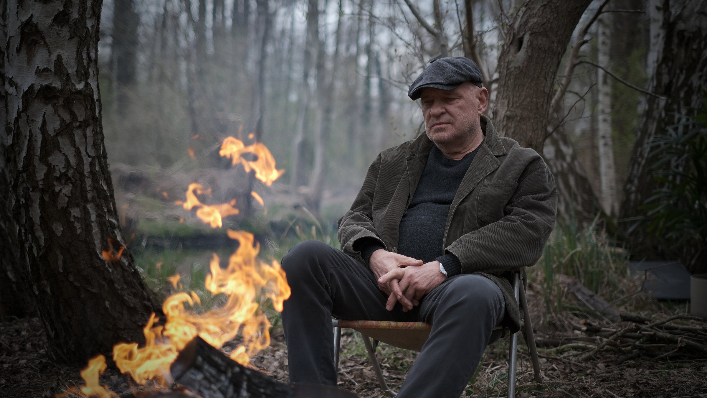 "Spreewaldkrimi - Tote trauern nicht": Kriminalrat a. D. Thorsten Krüger (Christian Redl) sitzt sinnend an einem Holzfeuer im Spreewald.