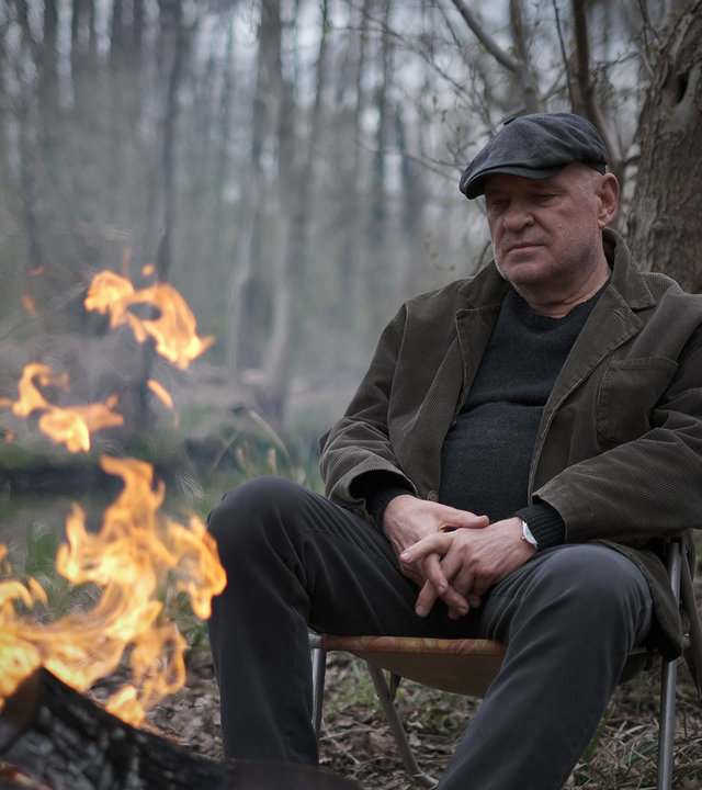 "Spreewaldkrimi - Tote trauern nicht": Kriminalrat a. D. Thorsten Krüger (Christian Redl) sitzt sinnend an einem Holzfeuer im Spreewald.