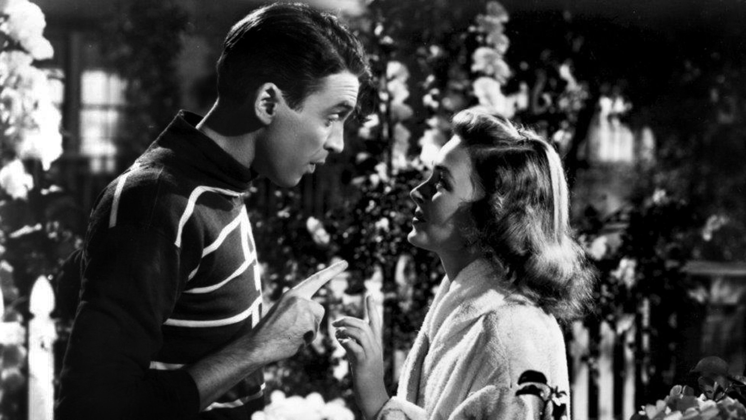 "Ist das Leben nicht schön?": Donna Reed als Mary Hatch Bailey und James Stewart als George Bailey stehen sich gegenüber in weihnachtlicher Dekoration.