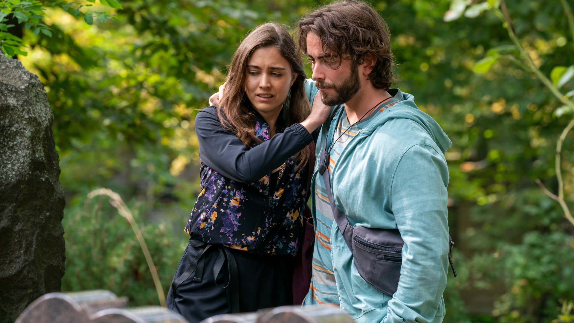 "Letzte Spur Berlin - Am Ende der Wut": Daniel Lamprecht (Jonathan Elias Weiske) steht zusammen mit Jasmin Nazari (Silvana Damm) an einem Grab. Die beiden haben den Arm um einander gelegt und trauern.