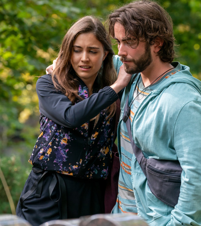 "Letzte Spur Berlin - Am Ende der Wut": Daniel Lamprecht (Jonathan Elias Weiske) steht zusammen mit Jasmin Nazari (Silvana Damm) an einem Grab. Die beiden haben den Arm um einander gelegt und trauern.