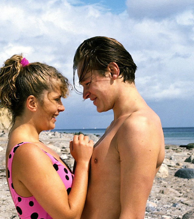"Der Landarzt - Das Angebot": Eike (Hendrik Martz) und Vroni (Karin Thaler) stehen sich an einem Strand eng gegenüber und schauen sich inniglich an.