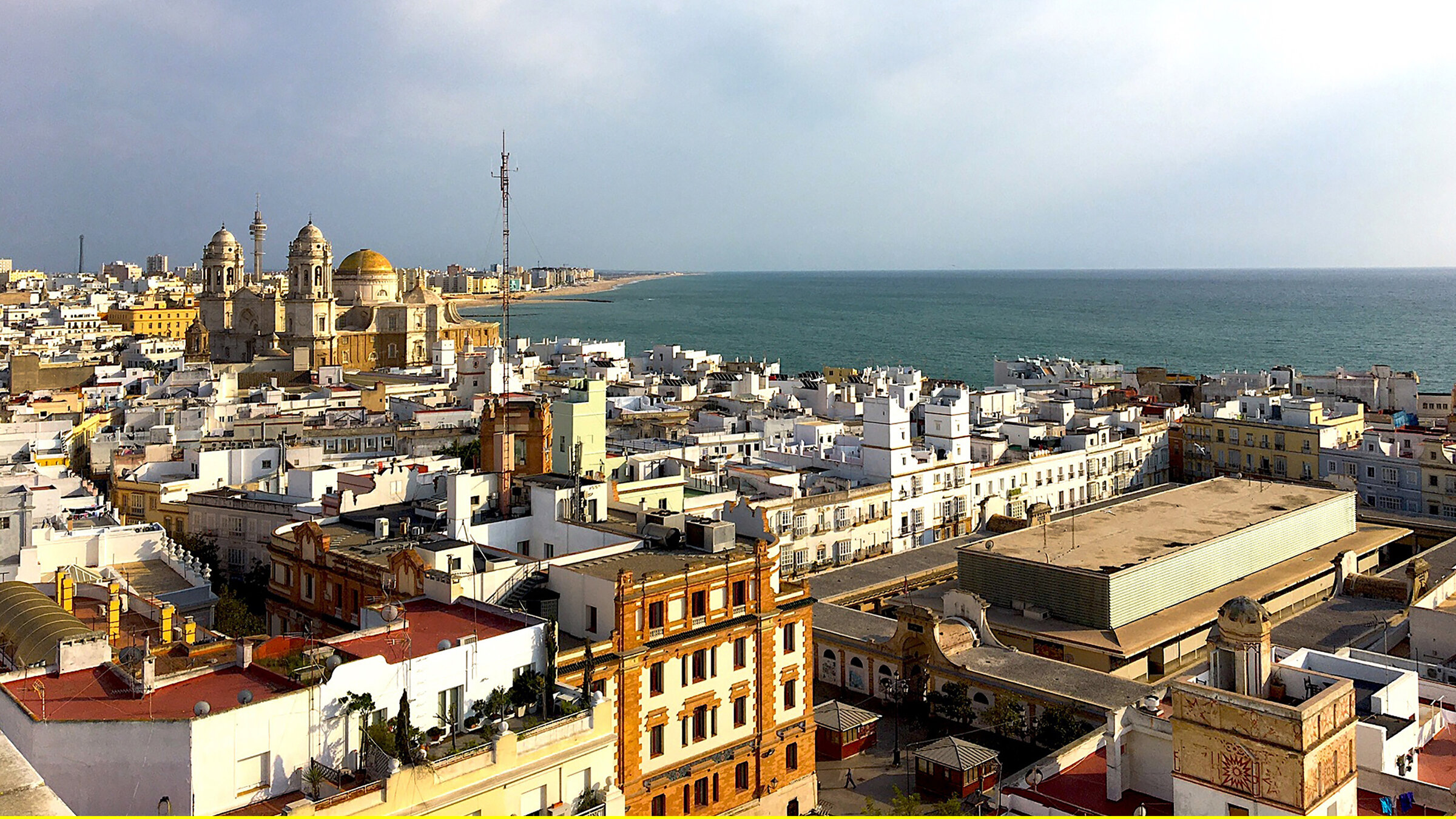 "50 Gründe, Andalusien zu lieben": Weiße Dörfer, prächtige Paläste, weite Sandstrände und eine atemberaubende Bergkulisse. Eine Reise durch Spaniens sonnige Region - von Sevilla über Granada bis nach Cádiz (Foto).