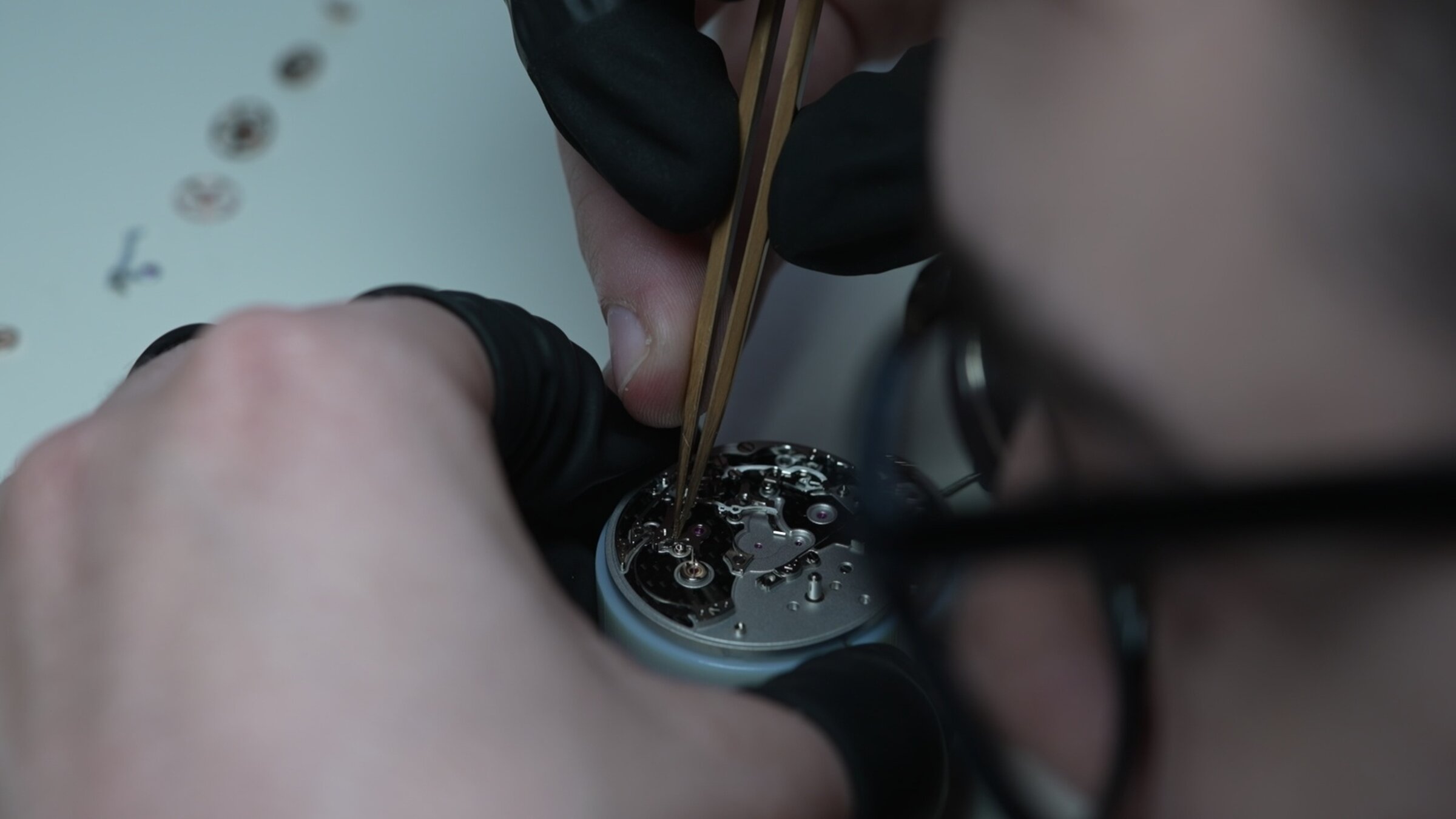 "Die Schweiz und die Uhren": Das Uhrmacherhandwerk hat in der Schweiz eine lange Tradition. Die Hugenotten brachten in der zweiten Hälfte des 16. Jahrhunderts ihr Wissen nach Genf. So begann sich in der ganzen Schweiz die Uhrmacherei auszubreiten