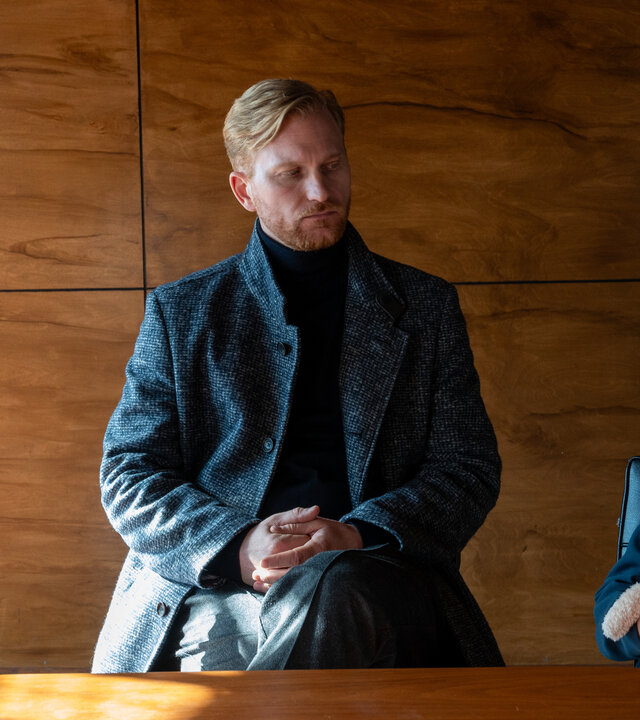 "SOKO Stuttgart - Rosenkrieg": Sven Stengle (Lucas Prisor) sitzt zwischen seinen beiden Kindern Charles (Finn Hubel) und Louise (Sophia Pfeifer) im Befragungsraum des Präsidiums. Er schaut streng auf seine Tochter, die mit ihren Händen fest einen Kuscheltierhasen umklammert.