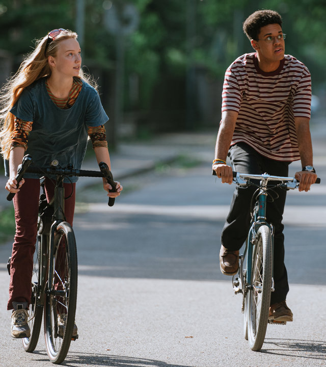 "Was wir fürchten - Gefangen":  Lisa Abel (Mina-Giselle Rüffer, l.) fährt mit ihrem Fahrrad auf einer Straße. Neben ihr fährt ihr Mitschüler Davi Cruz (Esmael Agostinho, r.).