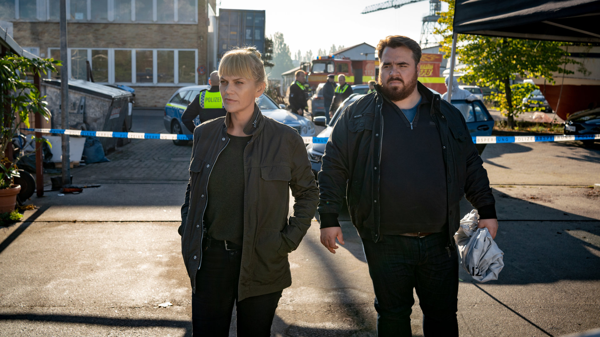 "Helen Dorn - Das rote Tuch": Helen Dorn (Anna Loos) und Weyer (Tristan Seith) stehen vor einer Absperrung.