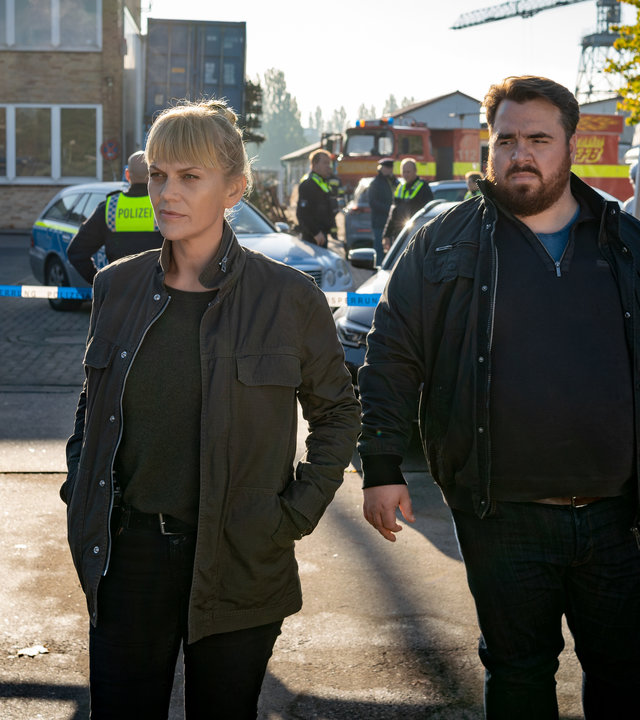 "Helen Dorn - Das rote Tuch": Helen Dorn (Anna Loos) und Weyer (Tristan Seith) stehen vor einer Absperrung.