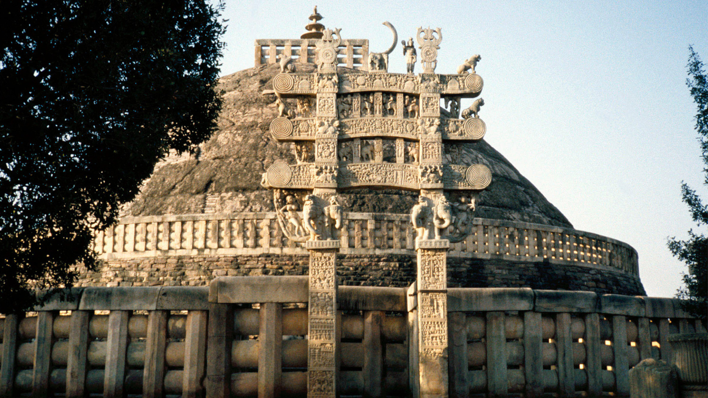 "Schätze der Welt - Erbe der Menschheit - SANCHI, Indien, Buddah zu Ehren": Großer Stupa/Total mit Nordtor.