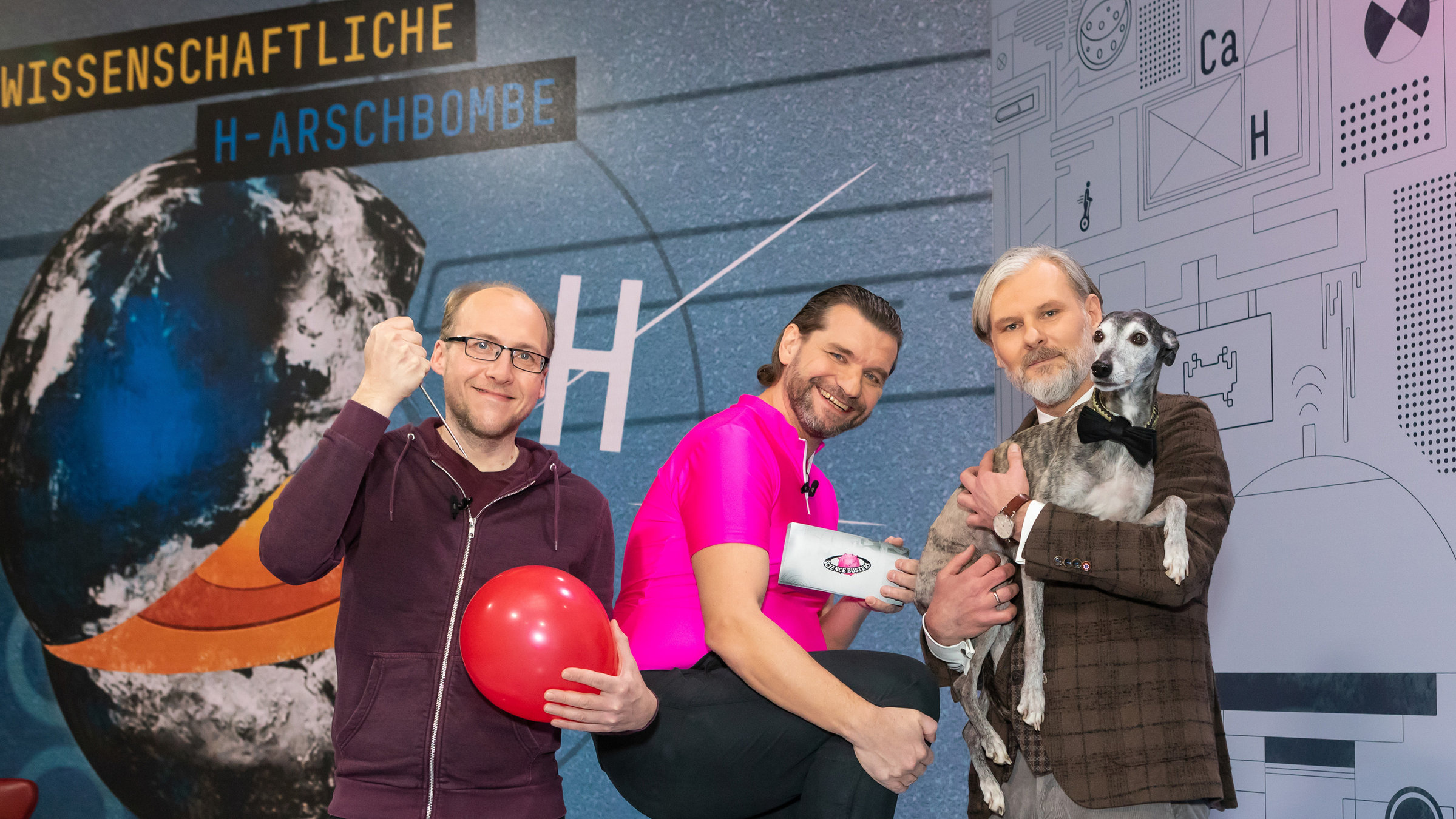 "Science Busters - Wer nichts weiß muss alles glauben - Wissenschaftliche H-Arschbombe": Dr. Florian Freistetter (Astronom), Martin Puntigam, Univ.-Prof. Dr. Helmut Jungwirth (Mikrobiologe und Leiter des Geschmackslabors, Uni Graz) mit Azubi-Bombenentschärfungshund Woody.