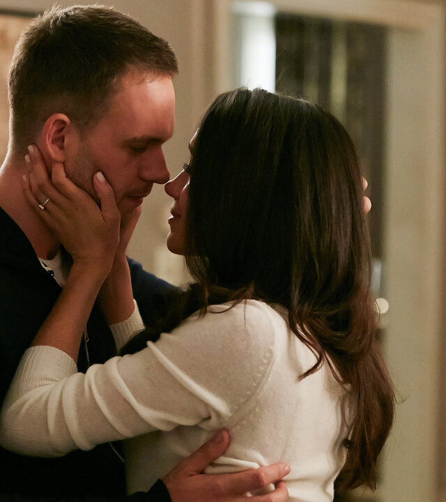 "Suits - 6 Stunden Freiheit": Rachel (Meghan Markle) hält Mikes (Patrick J. Adams) Gesicht in ihren Händen, sie schaut ihn zärtlich an und ist im Begriff, ihn zu küssen.