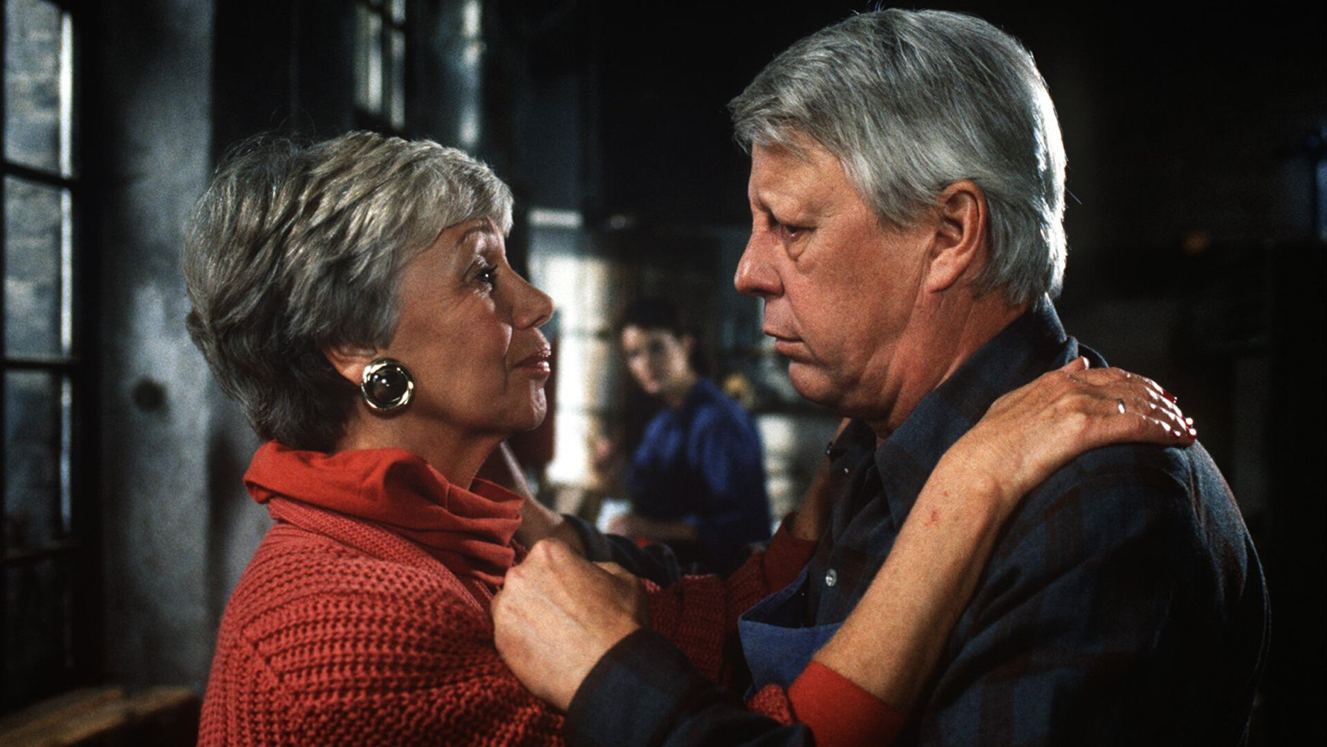 "Die Wicherts von nebenan: Eifersucht und ihre Folgen": Hannelore (Maria Sebaldt) und ihr Mann Eberhard (Stephan Orlac) umarmen sich. Hannelore ist sehr froh darüber, dass es in der Schreinerwerkstatt so gut läuft.