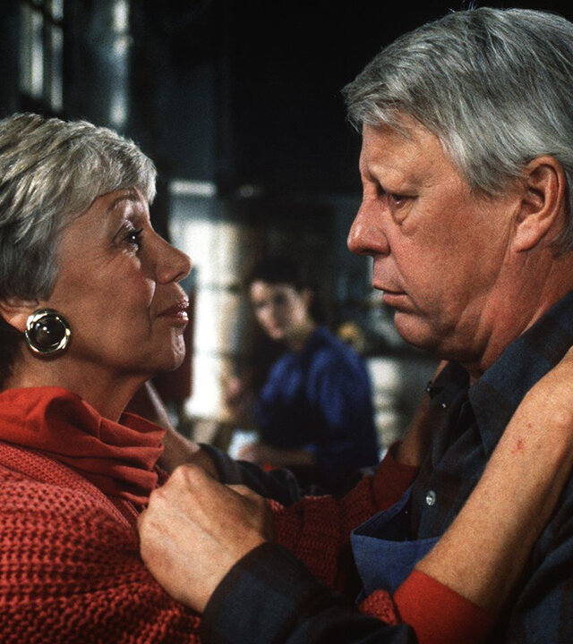 "Die Wicherts von nebenan: Eifersucht und ihre Folgen": Hannelore (Maria Sebaldt) und ihr Mann Eberhard (Stephan Orlac) umarmen sich. Hannelore ist sehr froh darüber, dass es in der Schreinerwerkstatt so gut läuft.