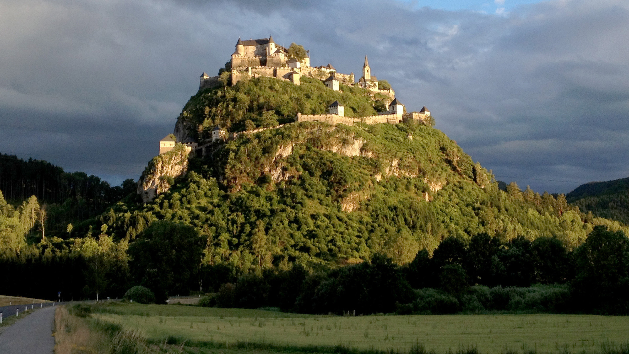 "Ritter, Schmiede, Edelfrauen" - Panoramablick auf die Burg Hochosterwitz.