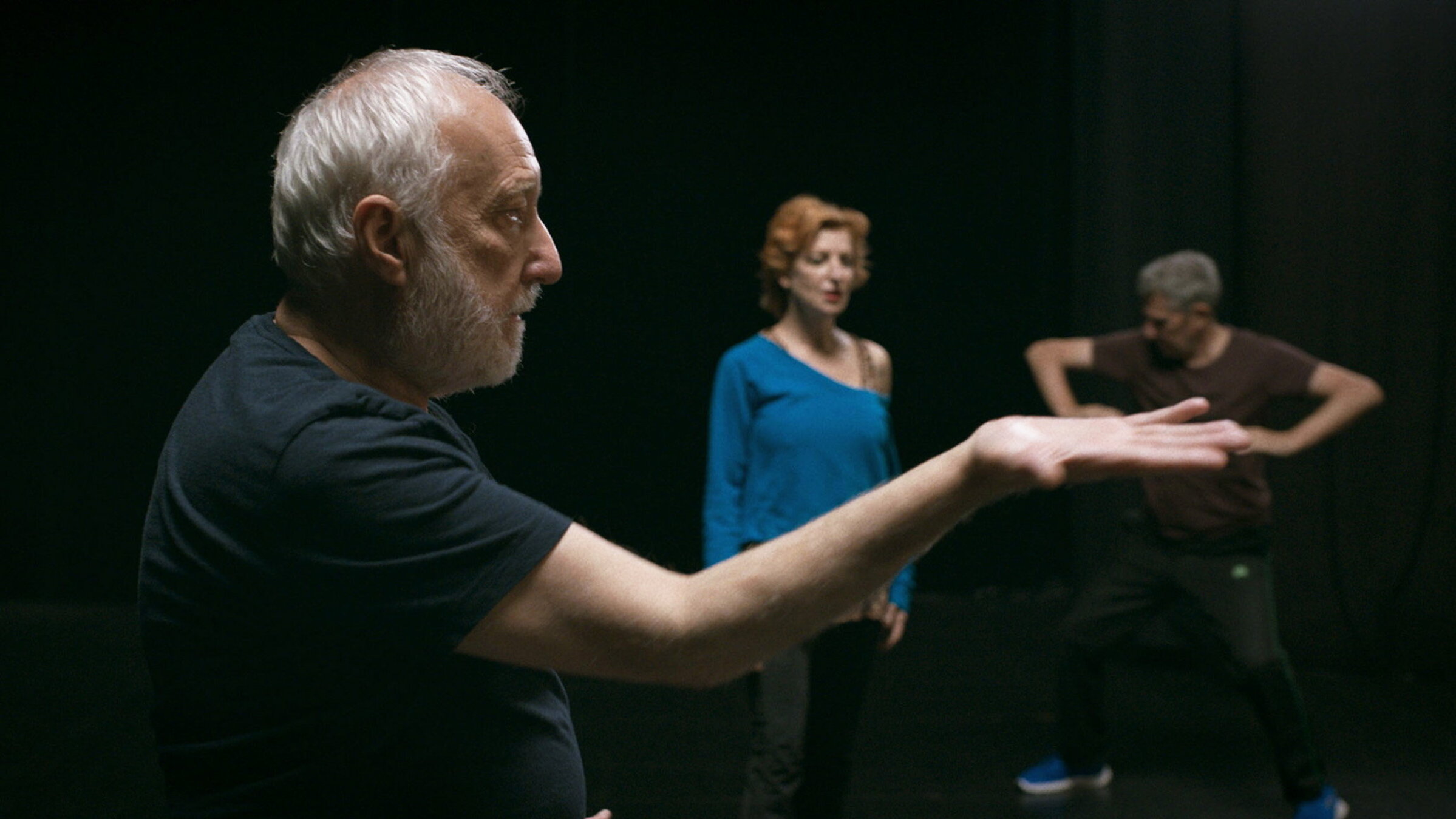 "Last Dance": Unter den Augen der Regisseurin entwickelte Tanzschritte: François Berléand als Germain, La Ribot und Juan Loriente als Tänzer.