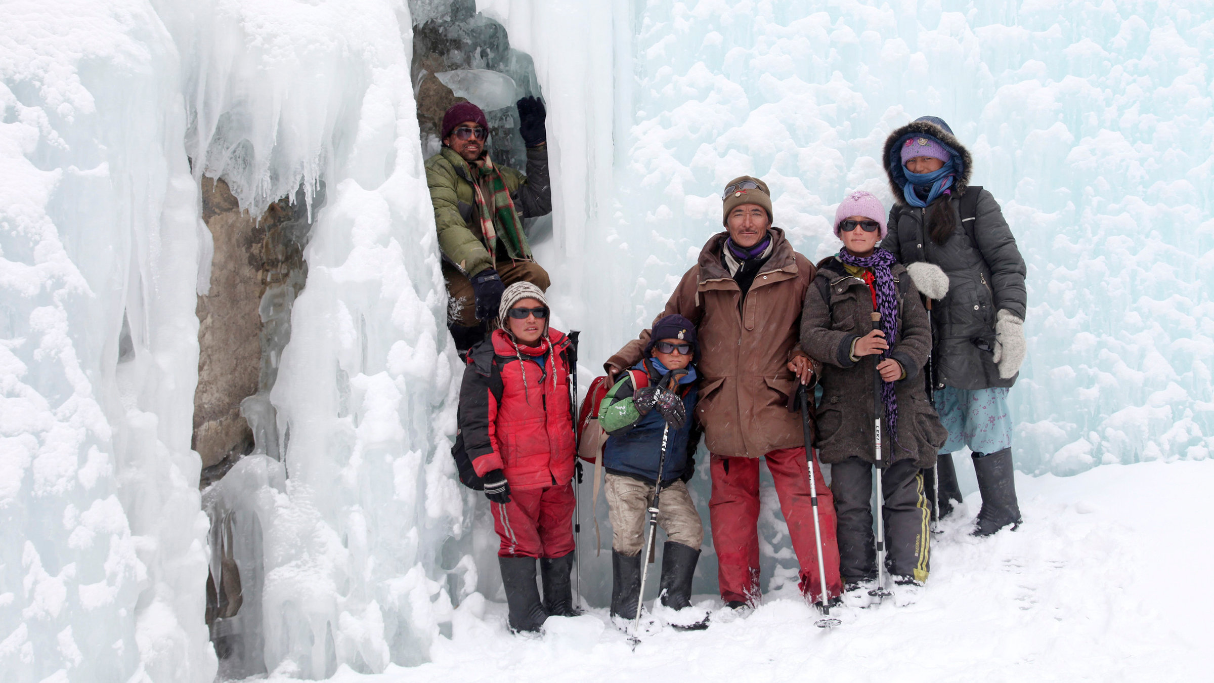 "Die gefährlichsten Schulwege der Welt - Himalaya": Vor zwei Jahren hat Motup (2. v.l.) ein Stipendium am Internat bekommen. Zusammen mit seinem Vater (1. v.l.) und einigen Freunden macht er sich auf den Weg dorthin.