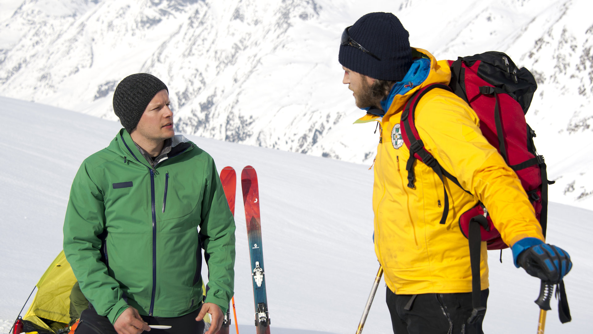 "Die Bergretter - Losgetreten (1)": Ben Marasek (Mirko Lang) und Markus Kofler (Sebastian Ströbel) stehen sich in Skimontur im Schnee gegenüber.