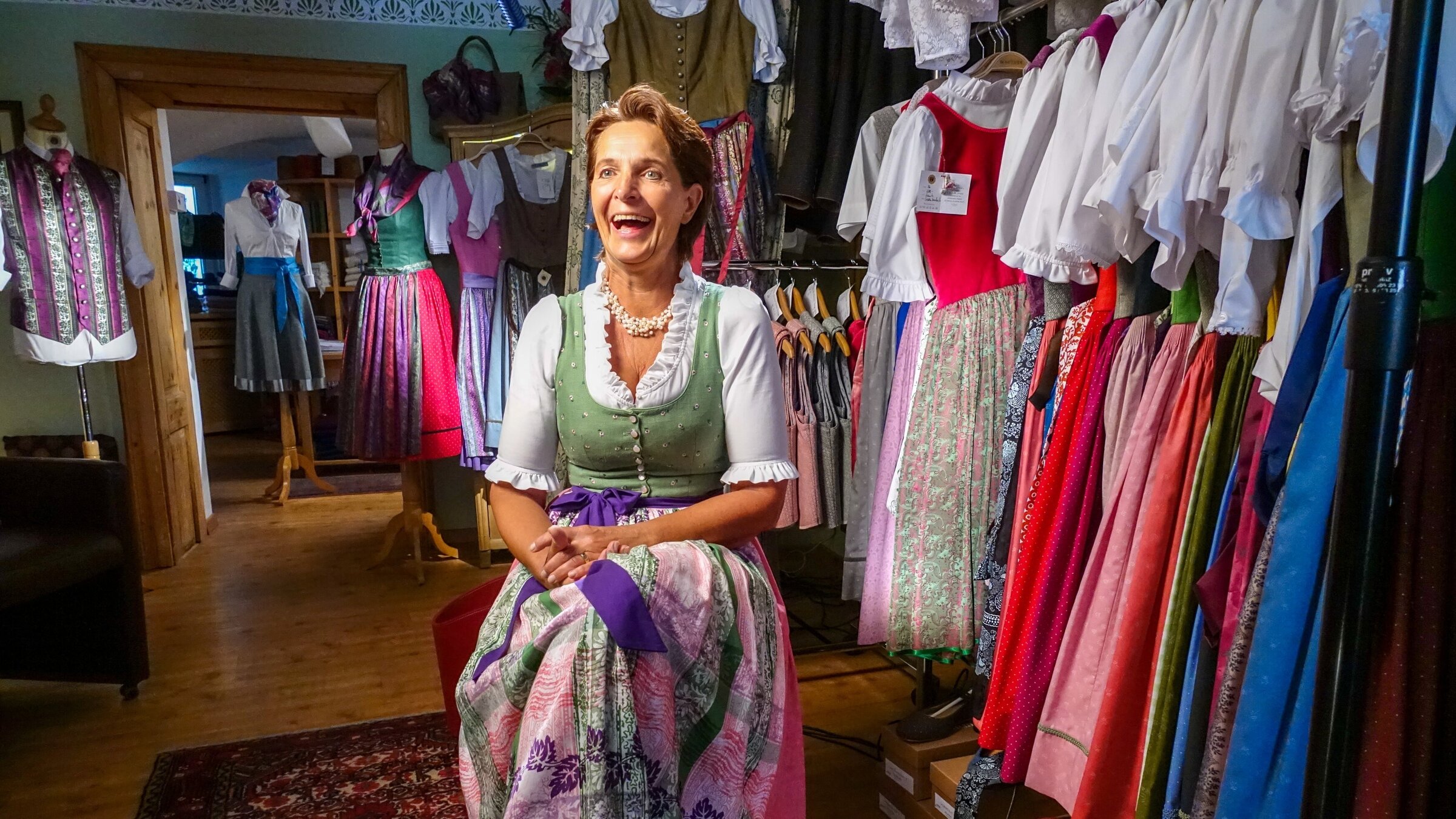 "Ikonen Österreichs: Ländliche Lebenswelten": Martina Reischauer sitzend in Ihrem Laden.