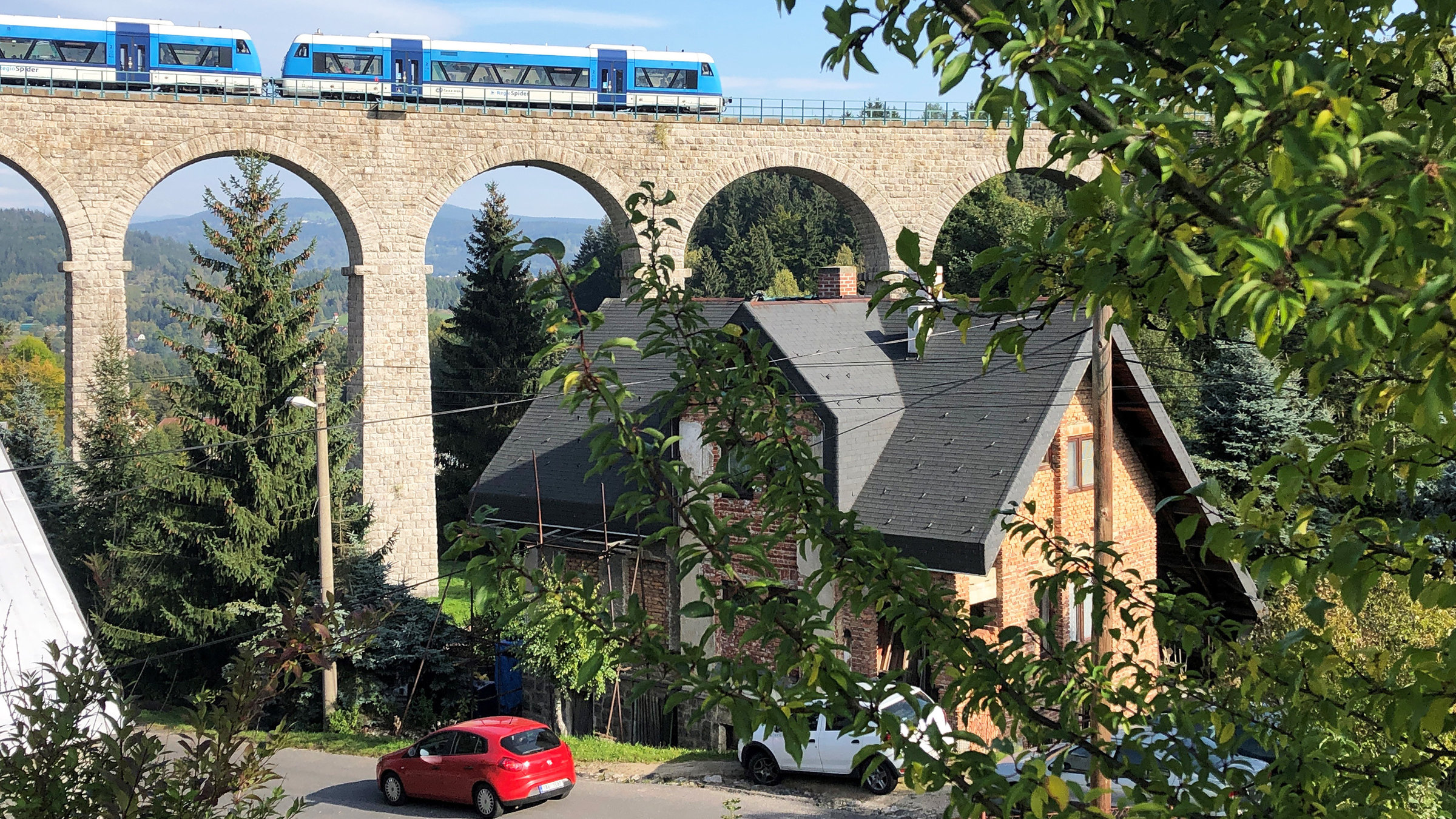 "Mit dem Zug zwischen Iser- und Riesengebirge": Das Viadukt bei Morgenstern (Smrzÿovka) ist ein Highlight auf der Zugstrecke von Liberec nach Szklarska Poreþba. Es wurde Ende des 19. Jahrhunderts gebaut. Eine Zeit, in der Nordböhmen zu