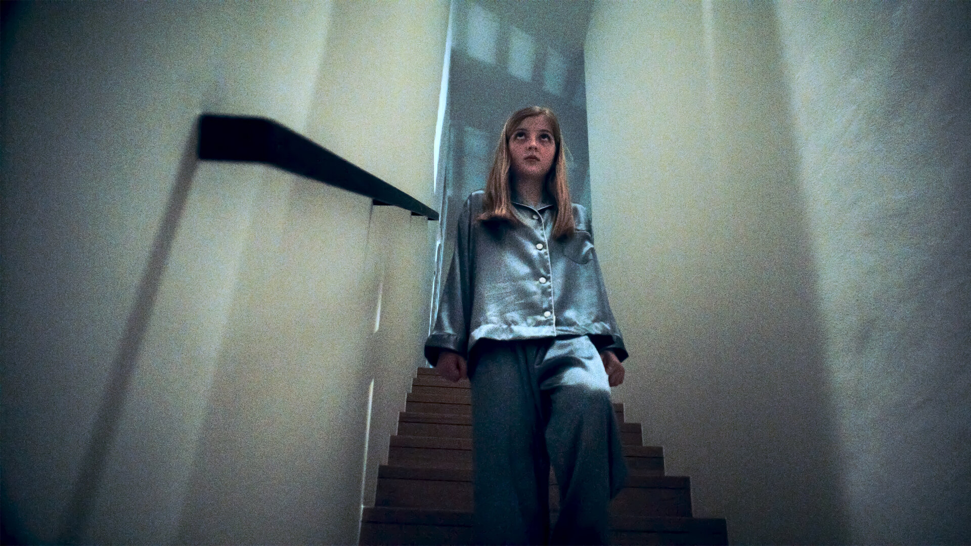 "I AM THE GREATEST -  Vorsicht, Schnecki": Yara (Luise Gleich) geht in ihrem blauen Samt-Schlafanzug ängstlich die Treppe runter.