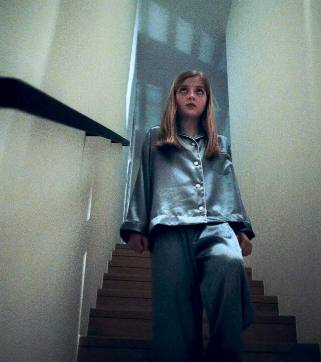 "I AM THE GREATEST -  Vorsicht, Schnecki": Yara (Luise Gleich) geht in ihrem blauen Samt-Schlafanzug ängstlich die Treppe runter.