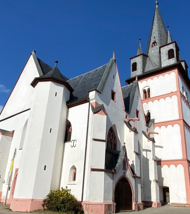 "Katholischer Gottesdienst - Von Jesus sehen lernen": Außenansicht der Kirche Oestrich im Rheingau.
