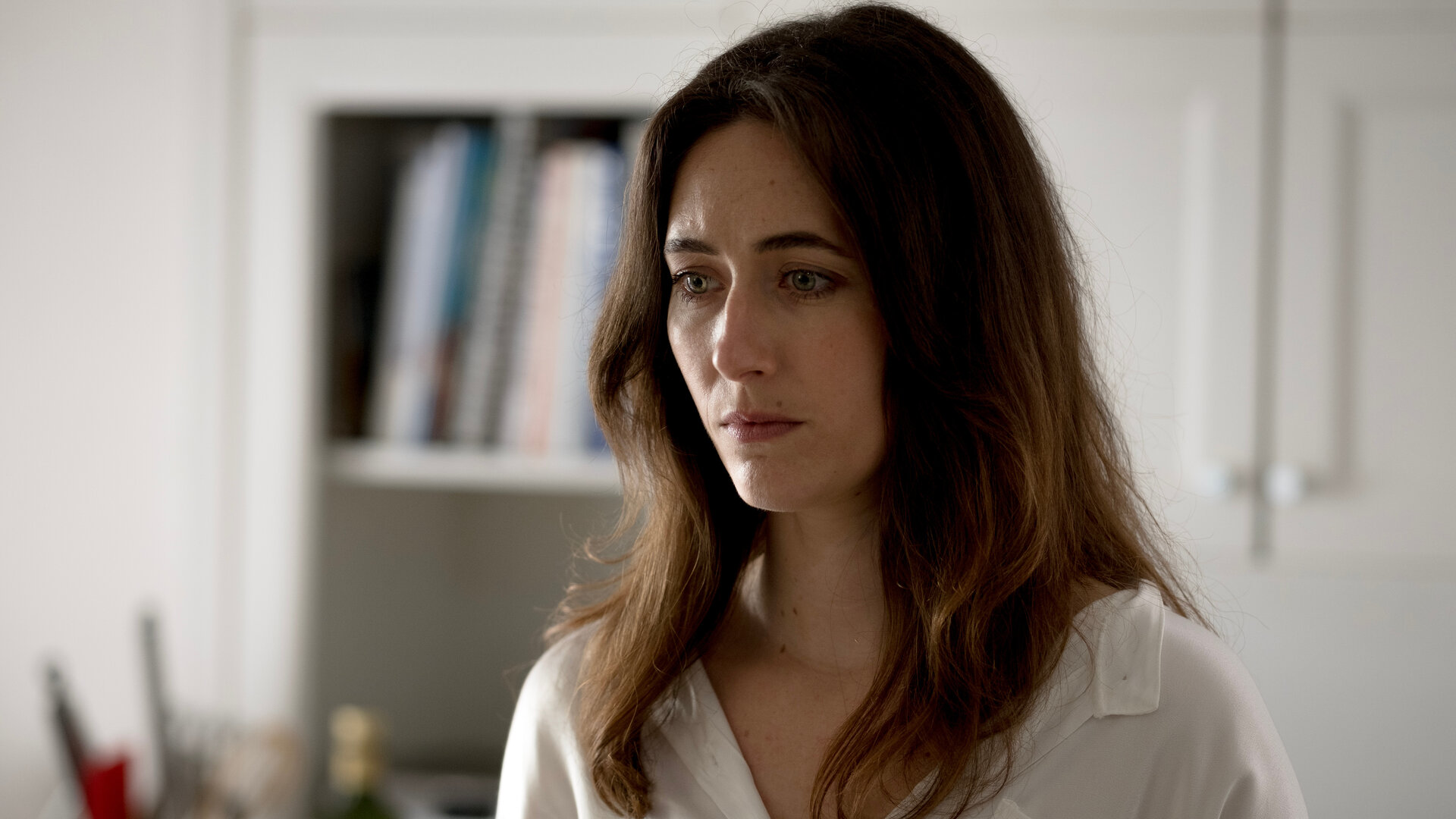 "North Shore – Tod in Sydney - Überraschung": Tori (Claire Lovering) steht in einem Raum mit weißen Möbeln. Sie wirkt nachdenklich.