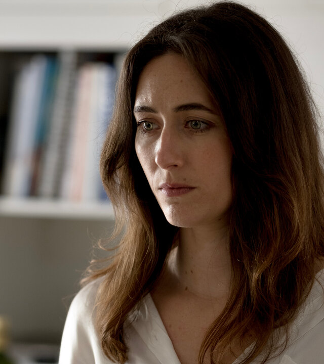 "North Shore – Tod in Sydney - Überraschung": Tori (Claire Lovering) steht in einem Raum mit weißen Möbeln. Sie wirkt nachdenklich.